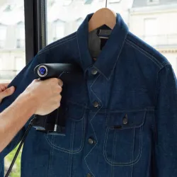 Een jeans jasje welke wordt gestoomd met de SteamOne PRO300
